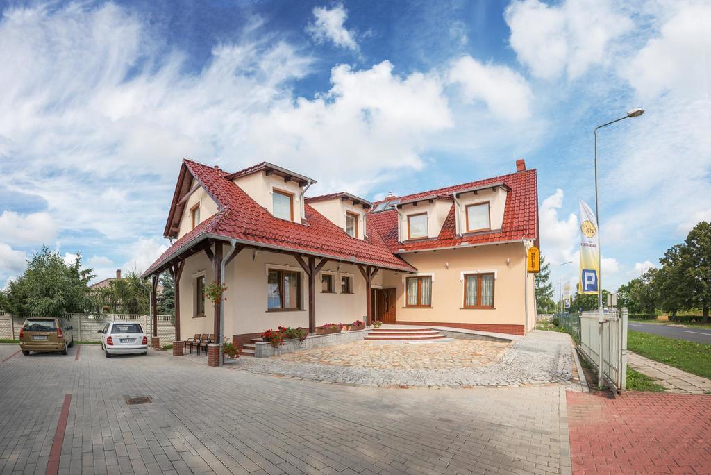 Vera Hotell Sulechów Exteriör bild